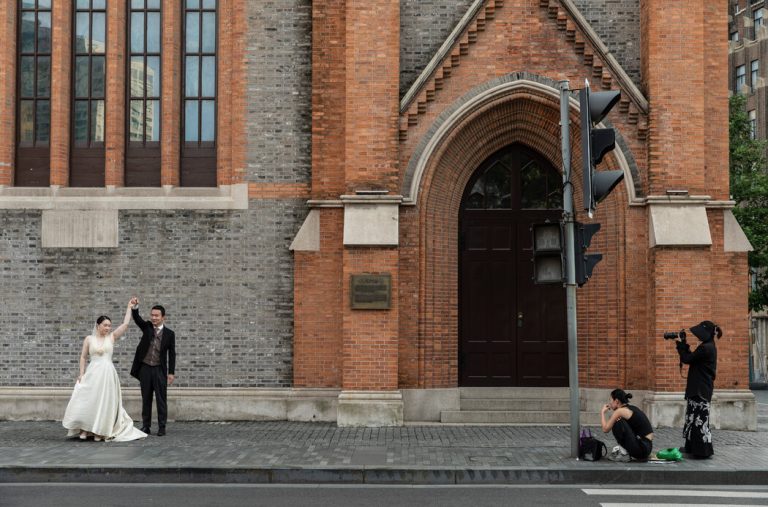 不结婚就离职：中国公司对单身员工发出“催婚令”