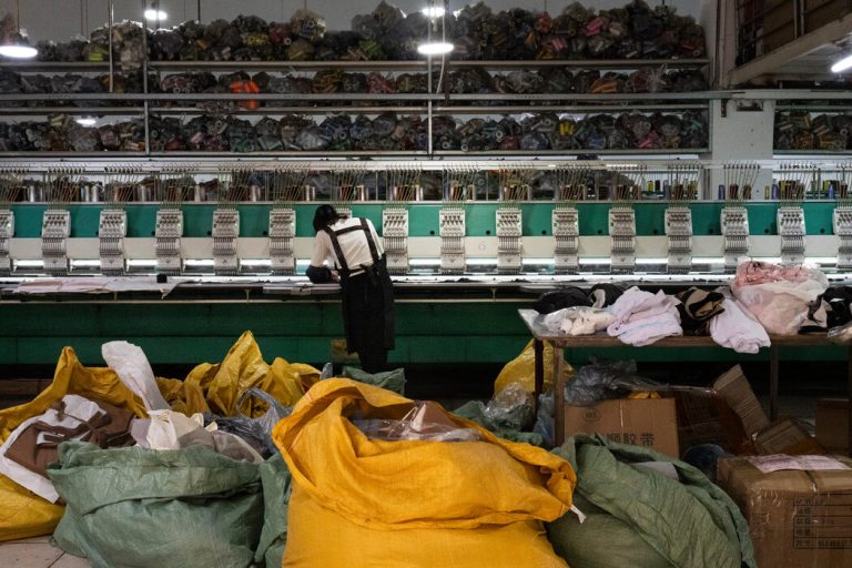 超级大国贸易战升级，中国对特朗普关税采取反制措施